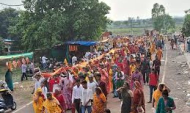 खजूरी कलां से कंकाली मंदिर तक निकली चुनरी यात्रा:भक्तों ने पुष्प वर्षा करके लगाए माता रानी के जयकारे