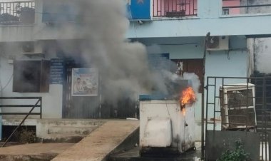 बैंक ऑफ इंडिया के बाहर जनरेटर में अचानक लगी आग:नेपानगर से पहुंचा फायर फाईटर तब तक ग्रामीण आग बुझा चुके थे