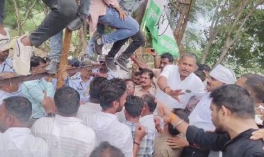 कांग्रेसियों ने घेरा शक्कर कारखाना