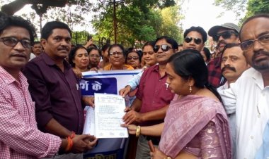 शिक्षकों का हल्लाबोल... जिला मुख्यालय में धरना प्रदर्शन कर निकाली रैली