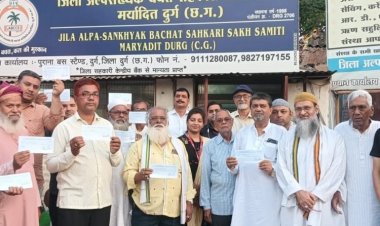 अंश धारकों को लाभांश राशि का चेक वितरण...