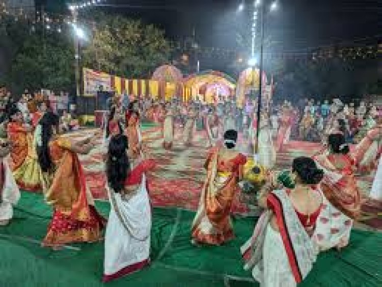 भोपाल के स्वामी विवेकानंद कॉलोनी में दुर्गात्सव:गरबा महोत्सव में माता की भक्ति और शक्ति का दिखा रंग, वृद्धजनों को किया सम्मानित
