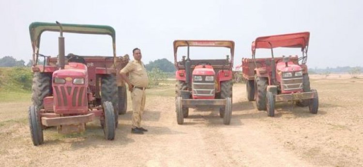 रेत का अवैध परिवहन, 5 ट्रैक्टर-ट्रॉली जब्त