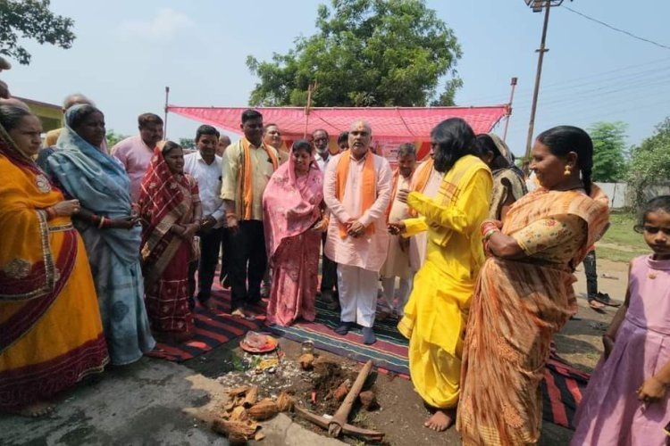 शीतला मंदिर जीर्णोद्धार और पुनर्निर्माण के भूमिपूजन कार्यक्रम में  सम्मिलित हुए विधायक ललित चंद्राकर 