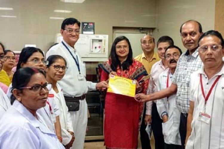 जिला चिकित्सालय में दुर्ग कलेक्टर सुश्री ऋचा प्रकाश चौधरी ने किया रक्तदान...