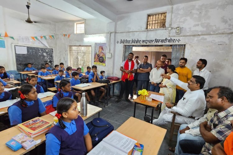 मिडिल स्कूल पहुँचे विधायक गजेंद्र यादव, बच्चों से कहे जीवन में अनुशासन बहुत महत्व