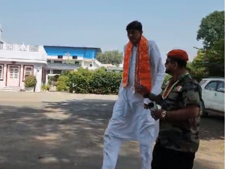 इंडिया सेलिब्रेटी@धर्मेंद्र, कद 8 फुट ने छोड़ी शादी की आस:गिनीज और लिम्का बुक ऑफ रिकॉर्ड्स में नाम; मुकेश खन्ना ने दिया फिल्म का ऑफर