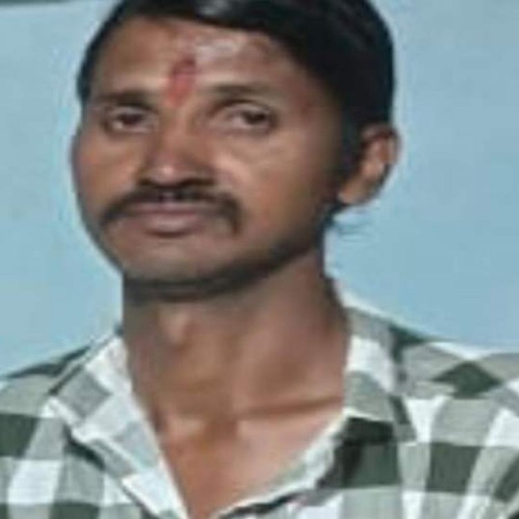 देर रात डीपी में जा घुसा ऑटो, चालक की मौत:दो दिन पहले ही हुआ था आंखों का ऑपरेशन; घर पर बिना बताए ऑटो लेकर निकला था