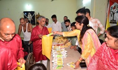 दिवाली के पहले बांटा ‘खुशियों’ वाला गिफ्ट, भावुक हो गए इस वृद्धाश्रम के बुजुर्ग..