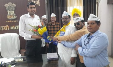 संजय सिंह के नेतृत्व में आप कार्यकर्ता मिले नए आयुक्त से, कहा अब निगम की कार्यप्रणाली में  आयेगा सुधार..