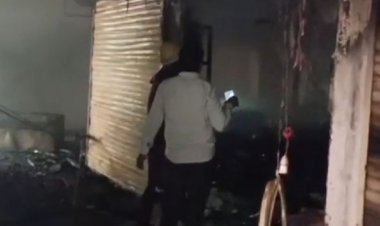 सुपर मार्केट की कपड़ा दुकानों में लगी आग:देर रात दमकल ने पाया आग पर काबू; दो शॉप्स को सबसे ज्यादा नुकसान