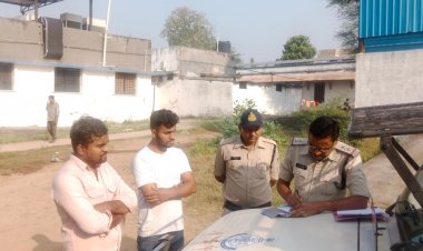 अलीराजपुर पहुंचे ASI का शव लेने परिजन:दोनों बेटे एक-दूसरे को देते रहे दिलासा; सुसाइड से पहले पोते से बात करना चाहते थे