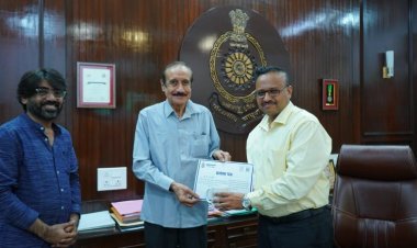 पुलिस महानिरीक्षक दुर्ग रेंज ने साइबर जागरुक नागरिक को किया सम्मानित