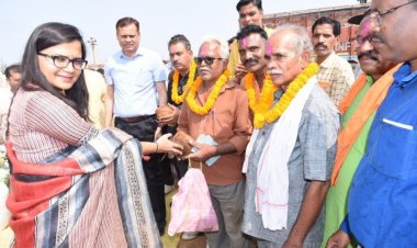 संभाग आयुक्त सत्यनारायण राठौर एवं कलेक्टर सुश्री ऋचा प्रकाश चौधरी ने किया धान केंद्रों का निरीक्षण