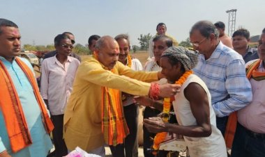 दुर्ग ग्रामीण विधायक व राज्य ग्रामीण एवं अन्य पिछड़ा वर्ग क्षेत्र विकास प्राधिकरण उपाध्यक्ष ललित चंद्राकर ने किया धान खरीदी का शुभारंभ