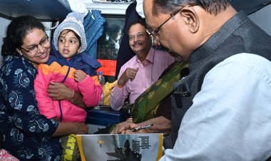 मुख्यमंत्री श्री विष्णुदेव साय की सरलता और आत्मीयतापूर्ण वार्तालाप ने रेलयात्रियों का जीता दिल