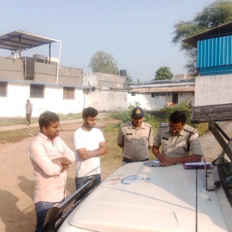 अलीराजपुर पहुंचे ASI का शव लेने परिजन:दोनों बेटे एक-दूसरे को देते रहे दिलासा; सुसाइड से पहले पोते से बात करना चाहते थे