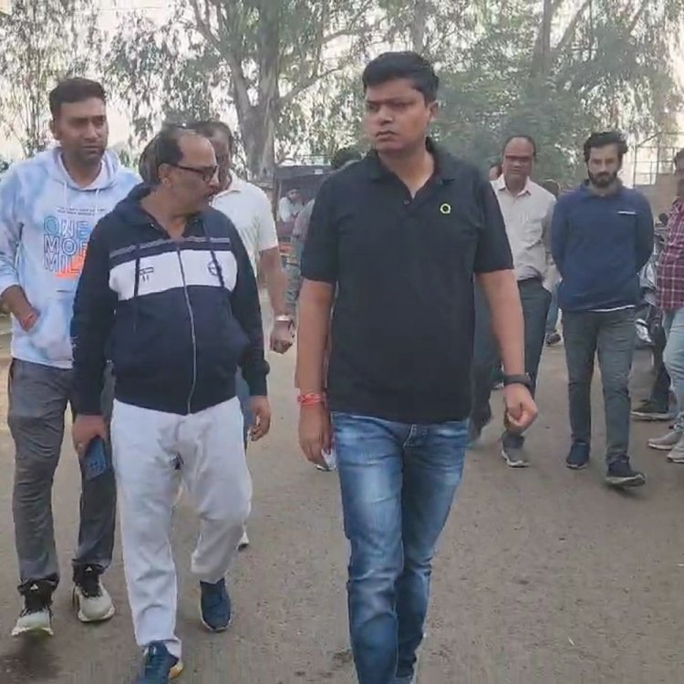 स्वच्छता अभियान, कलेक्टर ने शहर में पैदल भ्रमण किया:साफ सफाई के दिए निर्देश; मुखर्जी नगर कॉलोनी में कूड़े के ढेर को देखकर भड़के