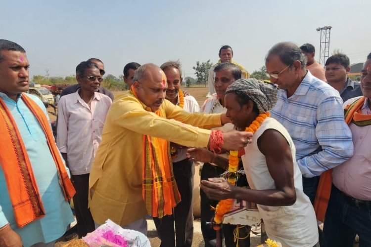 दुर्ग ग्रामीण विधायक व राज्य ग्रामीण एवं अन्य पिछड़ा वर्ग क्षेत्र विकास प्राधिकरण उपाध्यक्ष ललित चंद्राकर ने किया धान खरीदी का शुभारंभ