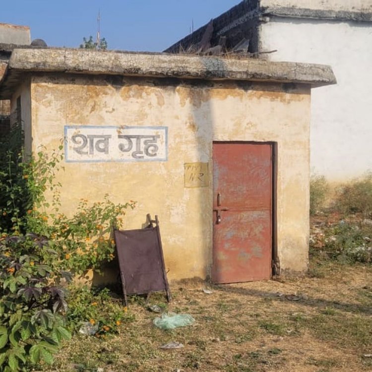 घर में फंदे पर लटकी मिली महिला:अस्पताल लाते समय मौत; घर में बच्चों के साथ अकेली थी मां