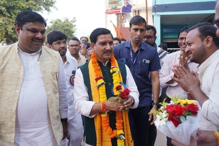 केंद्रीय राज्यमंत्री तोखन साहू पहुँचे विधायक गजेंद्र के निज निवास, भाजपा कार्यकर्त्ताओं से किये मुलाक़ात