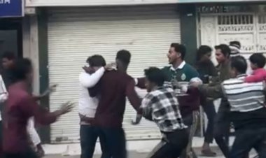 टीकमगढ़ में बाइक टकराने को लेकर हुआ विवाद:बीच सड़क पर दो पक्षों में मारपीट, पुलिस ने कराया समझौता