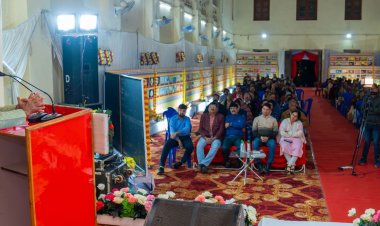 धार में गीता जयंती पर जिला स्तरीय संगोष्ठी आयोजित:राष्ट्रीय कवि संदीप शर्मा बोले- विश्व का सर्वाेच्च ज्ञान गीता में है