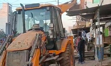 मुरैना में चला नगर निगम का बुलडोजर:अंबाह रोड पर दशकों पुराने फैले अतिक्रमण पर कार्रवाई, अतिरिक्त पुलिस बल की तैनाती की थी