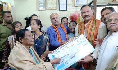 Durg: स्वास्थ्य मंत्री श्याम बिहारी जायसवाल ने पद्मश्री तीजन बाई का जाना हाल, दिया पांच लाख रुपये का चेक