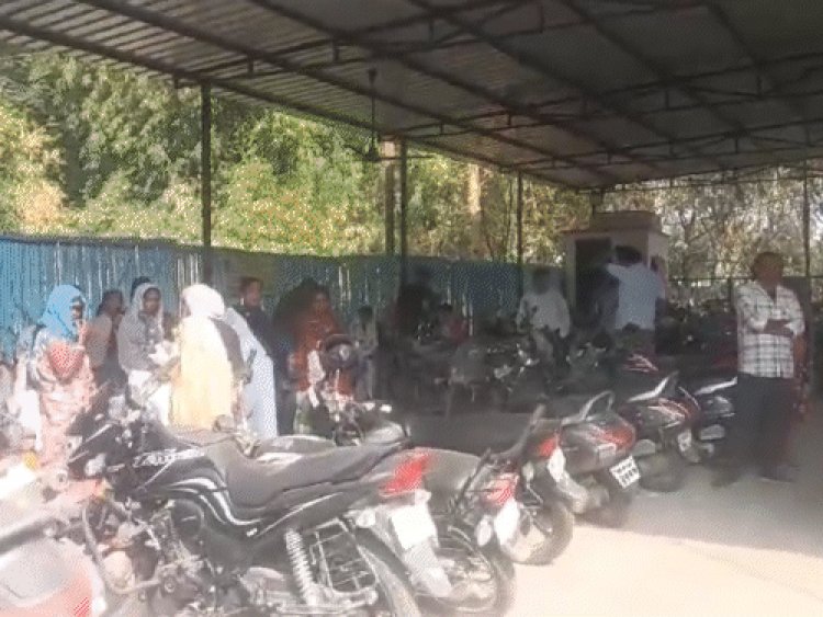 भोपाल में प्रार्थना के बहाने धर्मांतरण की कोशिश:बजरंग दल ने एक दर्जन से अधिक लोगों को पकड़ा, पुलिस को सौंपा