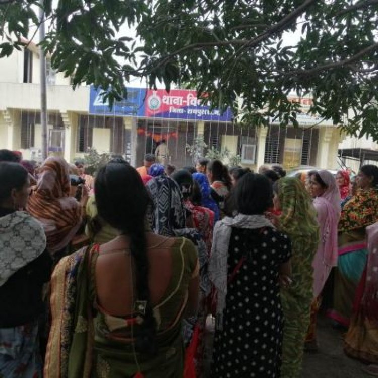 असामाजिक तत्वों से बारोंडा गांव की महिलाएं परेशान