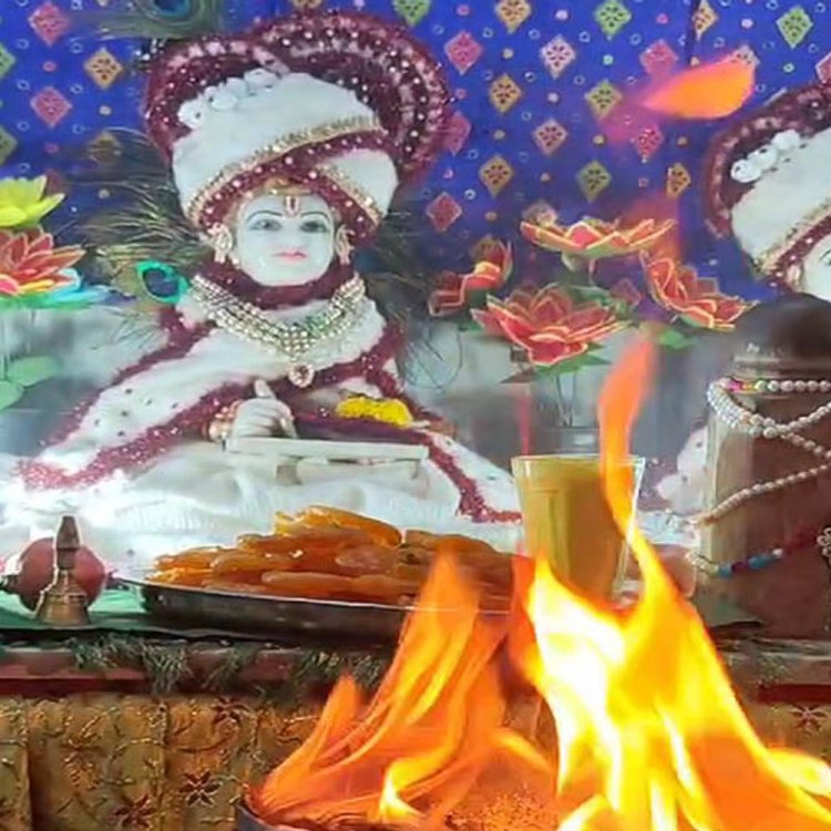 श्रीकृष्ण-बलराम-सुदामा को ठंड से बचाने अंगीठी जलाई:उज्जैन में ढाई डिग्री गिरा तापमान, सांदीपनि आश्रम में भगवान को केसरिया दूध-जलेबी का भोग