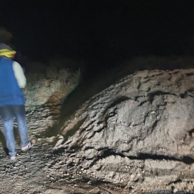 डिंडौरी में नर्मदा नदी में अवैध रेत उत्खनन जारी:अस्थाई रेत जांच चौकियों पर आरोप, ग्रामीणों ने उठाई अवैध भंडारण की समस्या