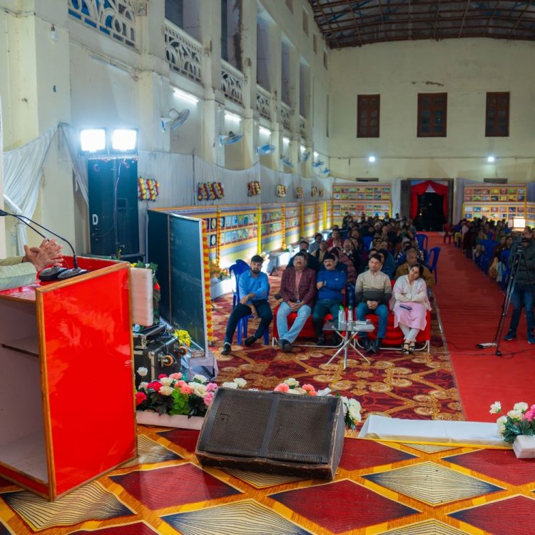 धार में गीता जयंती पर जिला स्तरीय संगोष्ठी आयोजित:राष्ट्रीय कवि संदीप शर्मा बोले- विश्व का सर्वाेच्च ज्ञान गीता में है