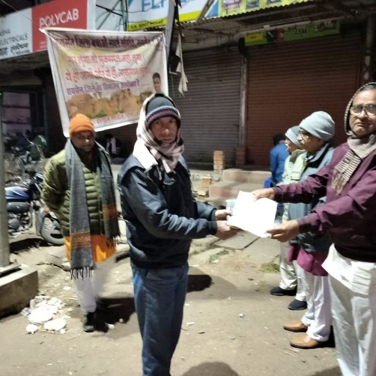 रायसेन में हॉकर्स को गर्म कपड़े बांटे गए:फोर्ट क्लब के सदस्य बोले- सर्दी में घरों में अखबार पहुंचाने वालों को ठंड से बचाना जरूरी