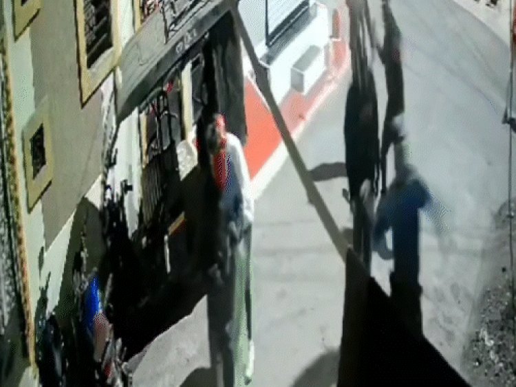उज्जैन में पत्रकार के घर पथराव...VIDEO:बाइक सवार आधा दर्जन बदमाशों ने हमला कर जान से मारने की दी धमकी