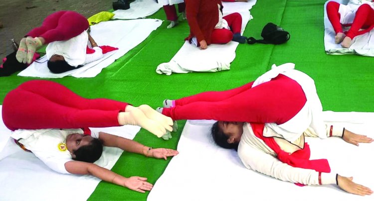 योग साधकों ने नारी शक्ति दिवस मनाया