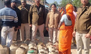 दमोह में अवैध शराब के साथ दो लोग गिरफ्तार:दोनों आरोपियों से 30 लीटर कच्ची शराब और 300 किलो महुआ लहान जब्त