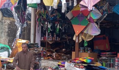 इंदौर के पतंग बाजार में चाइना डोर पर प्रतिबंध:कलकत्ता, हैदराबाद और गुजरात से आता है पतंग का कागज; 9 महीने तक लगातार चलता है काम