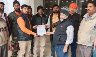 शिवसेना कार्यकर्ताओं ने कलेक्टर को सौंपा ज्ञापन:अवैध वसूली और जमीन हड़पने की शिकायत पर कार्रवाई की मांग