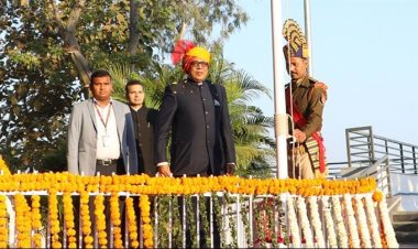 76वें गणतंत्र दिवस पर मुख्यमंत्री निवास कार्यालय में अपर मुख्य सचिव डॉ. राजौरा ने फहराया तिरंगा