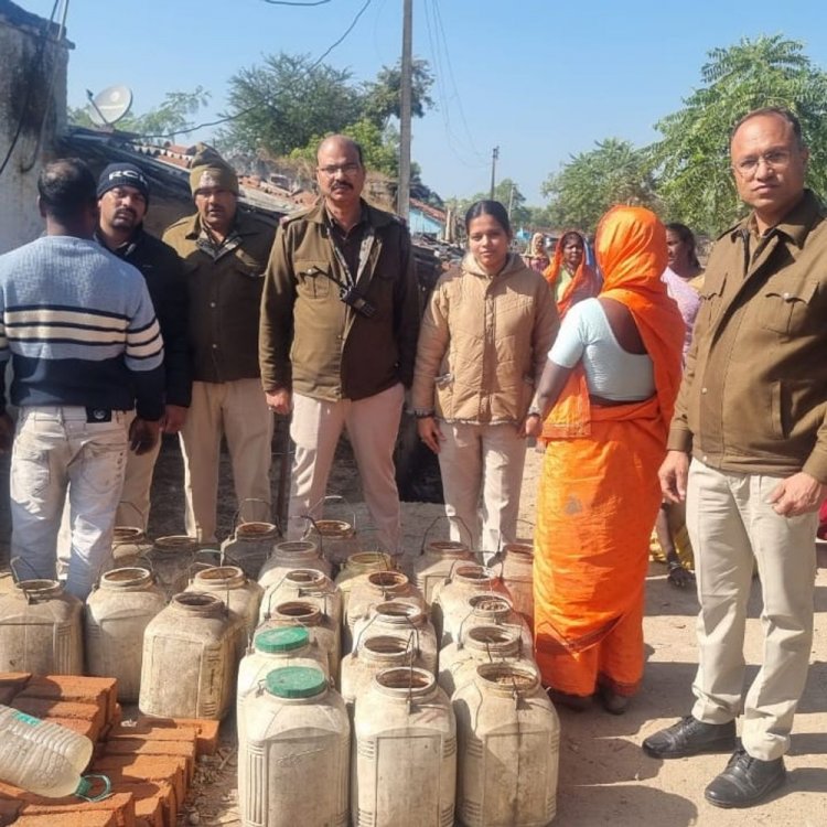 दमोह में अवैध शराब के साथ दो लोग गिरफ्तार:दोनों आरोपियों से 30 लीटर कच्ची शराब और 300 किलो महुआ लहान जब्त
