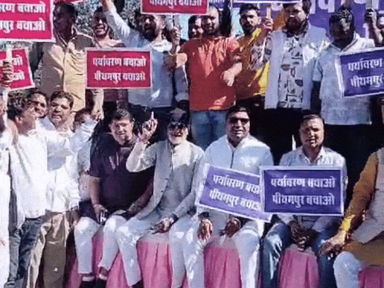यूनियन कार्बाइड के जहरीले कचरे का पीथमपुर में विरोध:भाजपा-कांग्रेस के नेता एक साथ सड़क पर उतरे; कहा- यहां नहीं जलाने देंगे