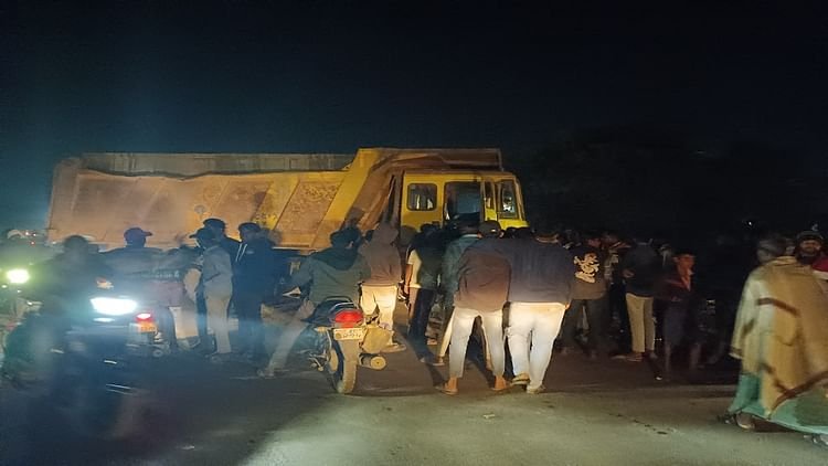 Durg: हाइवा ने पैदल चल रहे शख्स को मारी टक्कर, 15 फीट दूर गिरा युवक गंभीर रूप से घायल