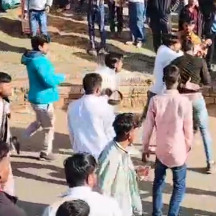 ग्वालियर किले पर युवकों के दो गुटों में मारपीट:एक दूसरे को लात-घूंसे और बेल्ट से पीटा, पुलिस ने किया मामला दर्ज