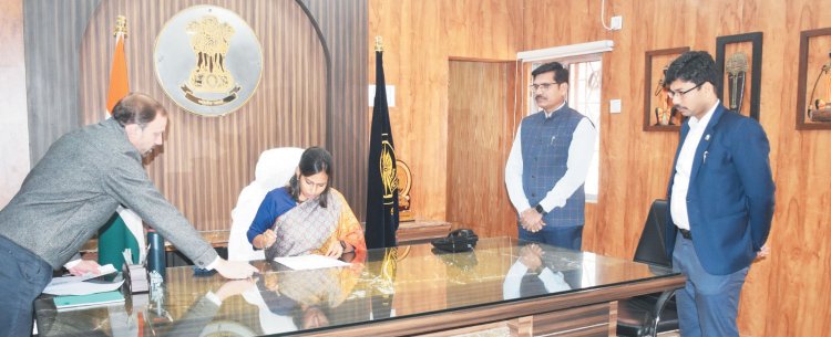 नारायणपुर की पहली महिला कलेक्टर प्रतिष्ठा ममगाईं ने संभाला कार्यभार