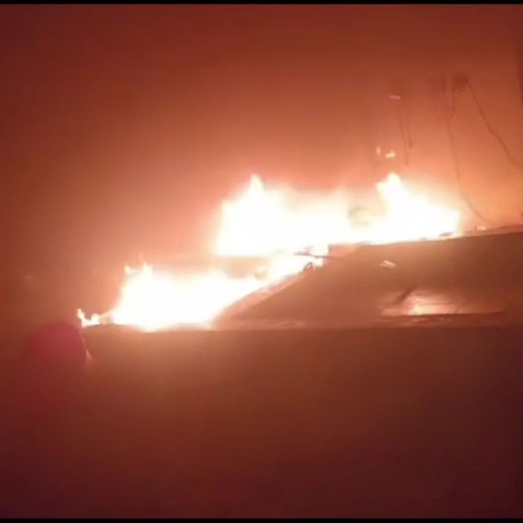 शॉर्ट सर्किट से नमकीन फैक्ट्री में आग:एक घंटे में पाया काबू, नमकीन और कच्चा माल जलकर राख