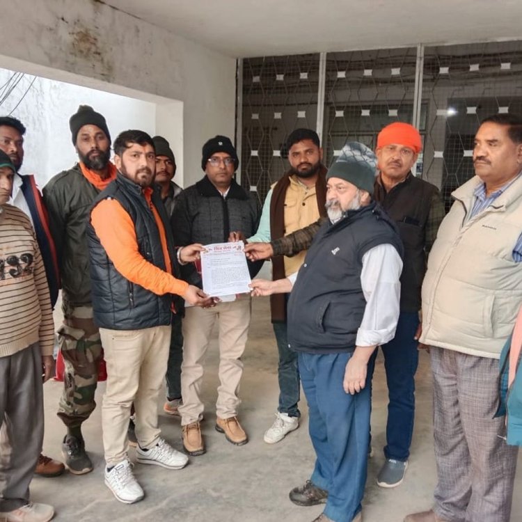 शिवसेना कार्यकर्ताओं ने कलेक्टर को सौंपा ज्ञापन:अवैध वसूली और जमीन हड़पने की शिकायत पर कार्रवाई की मांग