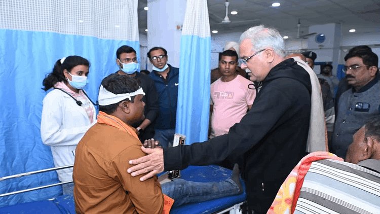 हादसों का गढ़ दुर्ग: देर रात सड़क दुर्घटना में दो की मौत, 14 घायलों से मिलने अस्पताल पहुंचे पूर्व सीएम बघेल