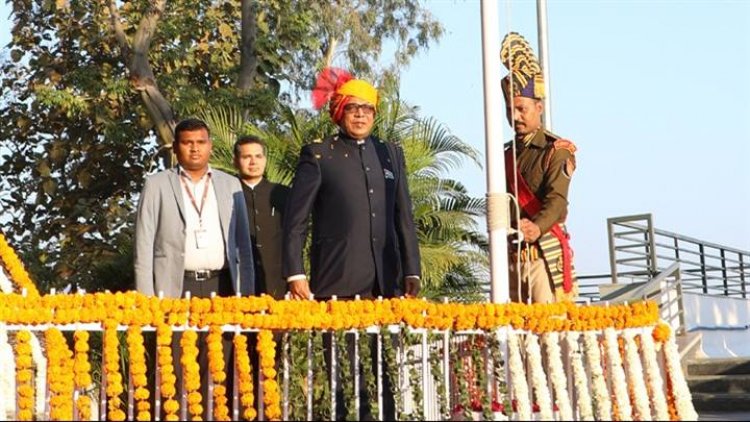 76वें गणतंत्र दिवस पर मुख्यमंत्री निवास कार्यालय में अपर मुख्य सचिव डॉ. राजौरा ने फहराया तिरंगा
